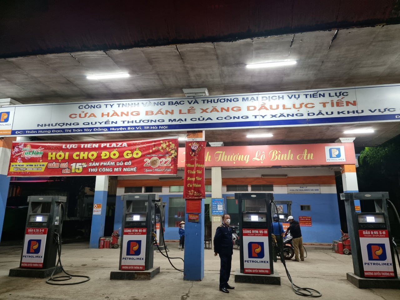 Hà Nội: Người dân đua nhau đi đổ xăng, nhiều cửa hàng đóng cửa