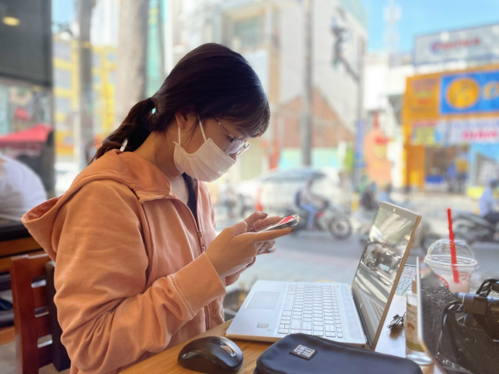 Tổn thương mắt do sử dụng thiết bị điện tử trong thời gian dài