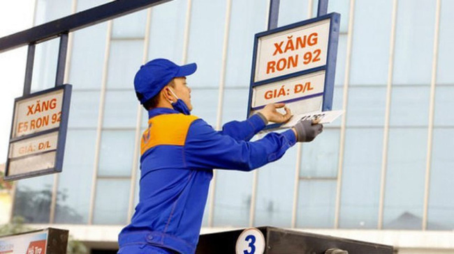 Giá xăng giảm hơn 1.000 đồng/lít, dầu lại tăng mạnh