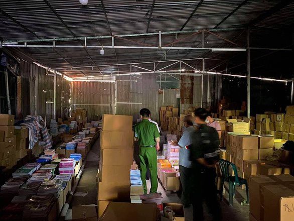 Đường dây tiêu thụ sách giả thu lợi 50 tỷ đồng: Khởi tố thêm 22 bị can
