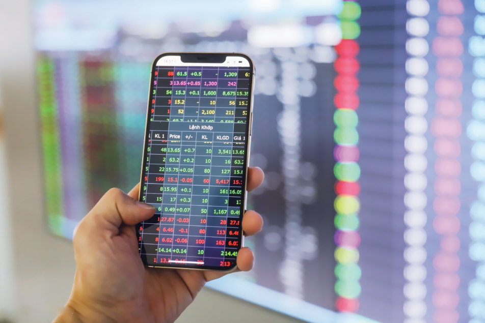 Vn-Index bật tăng trở lại, HNX-Index vẫn giảm sâu