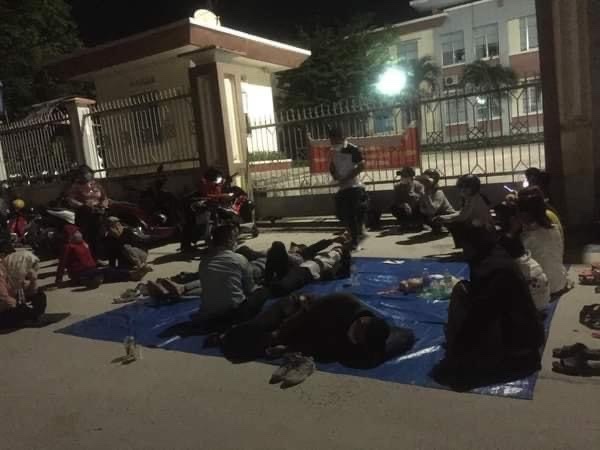 Trắng đêm đợi bốc số làm giấy tờ đất