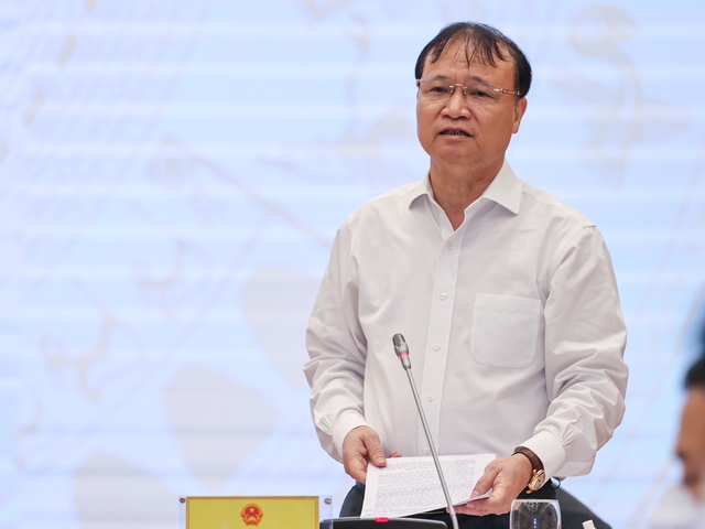 Thứ trưởng Bộ Công Thương: Tiếp tục rà soát 'xem giảm được thêm thuế nào' cho xăng dầu (mai)