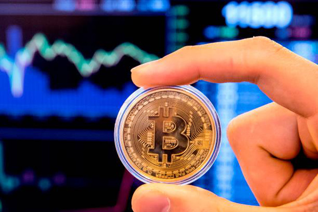 Giá Bitcoin lao dốc
