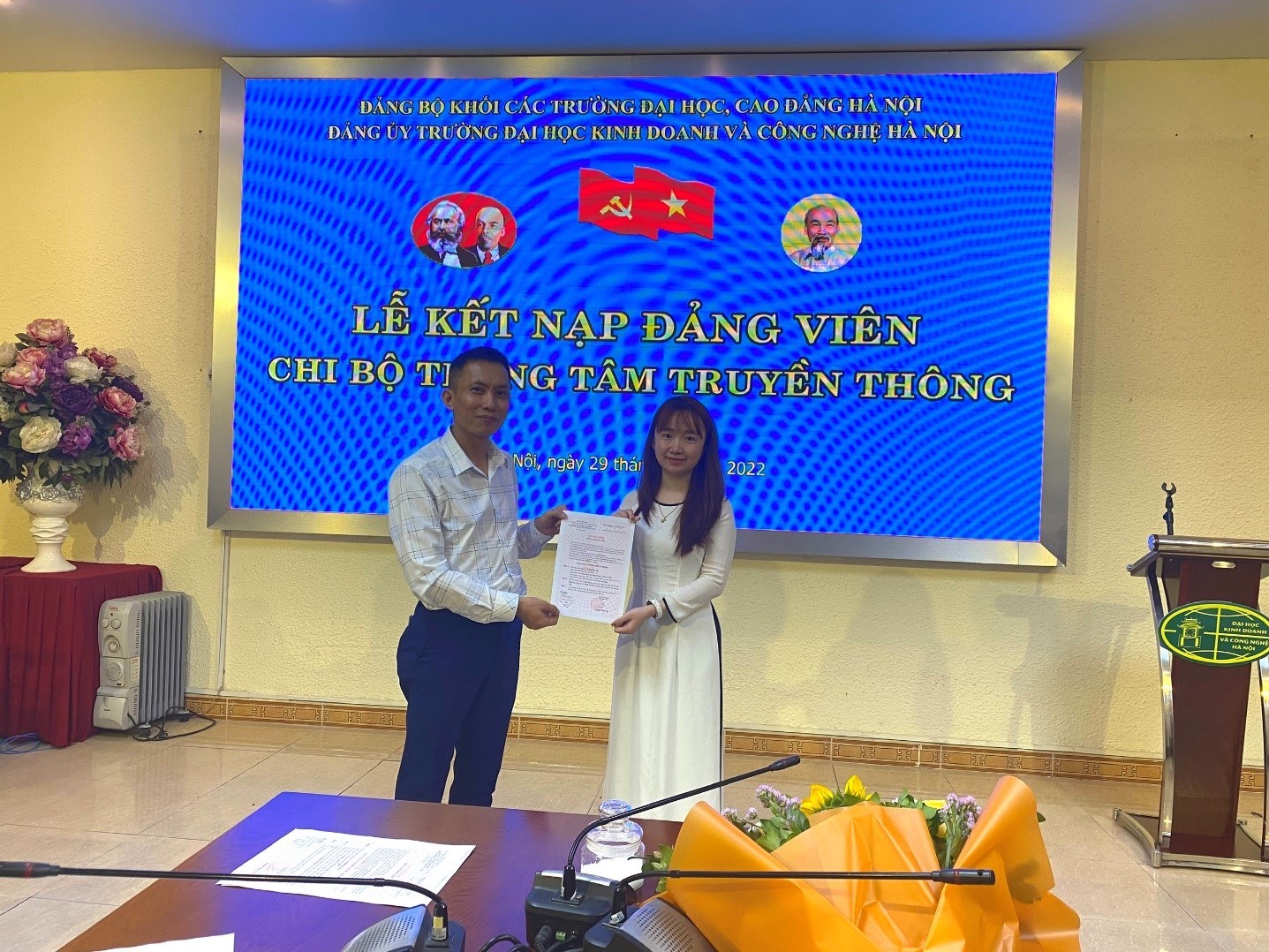 ĐH Kinh doanh và Công nghệ Hà Nội tổ chức Lễ kết nạp Đảng viên mới Chi bộ Trung tâm Truyền thông