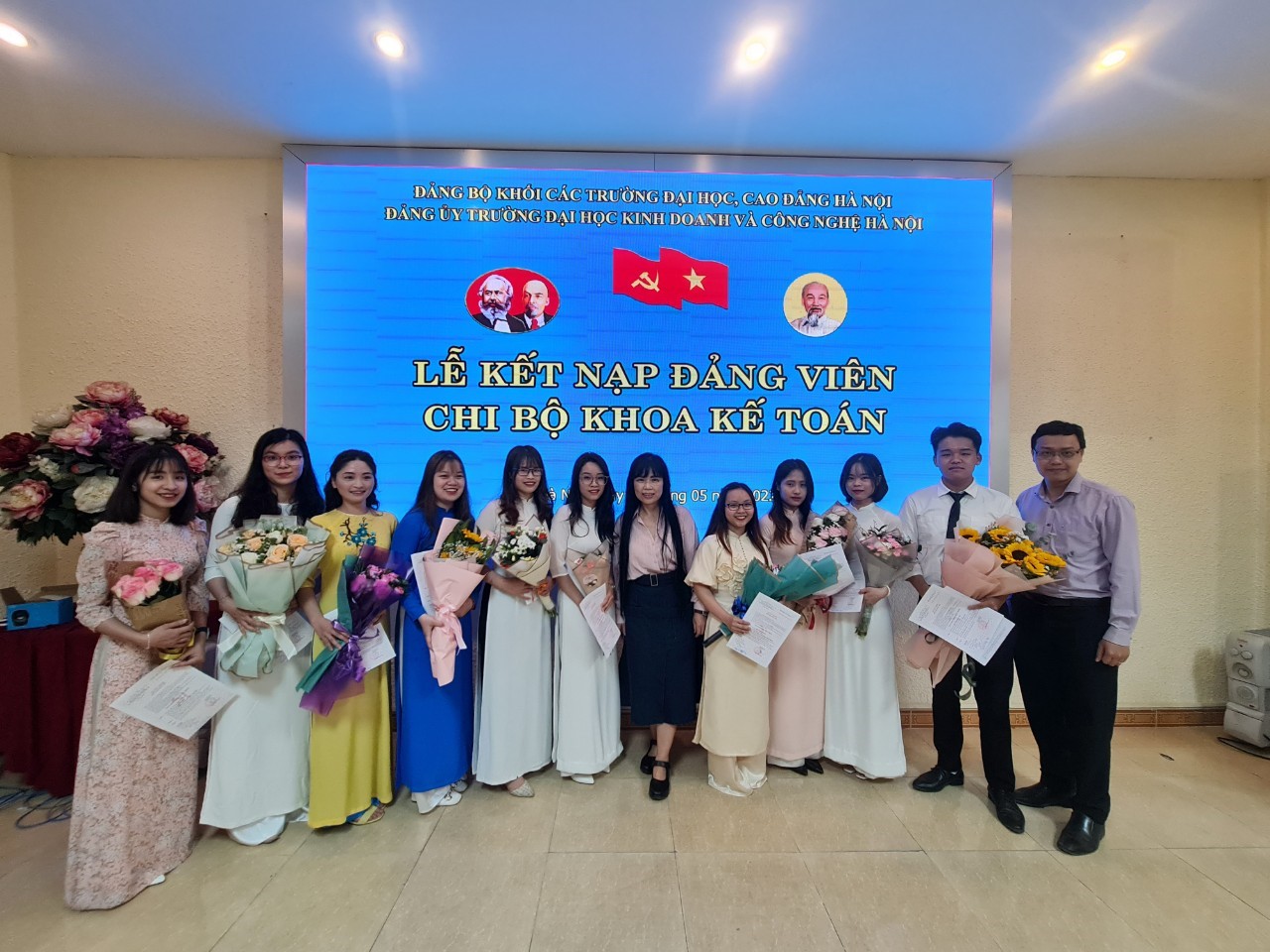 Lễ kết nạp Đảng của chi bộ khoa Kế toán trường Đại học Kinh doanh và Công nghệ Hà Nội