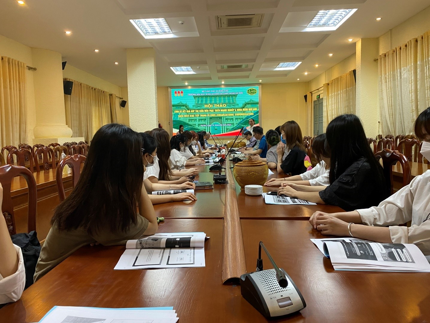 Toạ đàm chia sẻ kết quả hợp tác giữa Viện phát triển doanh nghiệp và Khoa Ngôn ngữ Anh sách dịch giao tiếp trong tổ chức
