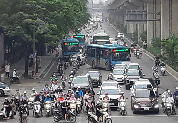 Xe buýt Hà Nội “dài cổ” ngóng làn ưu tiên