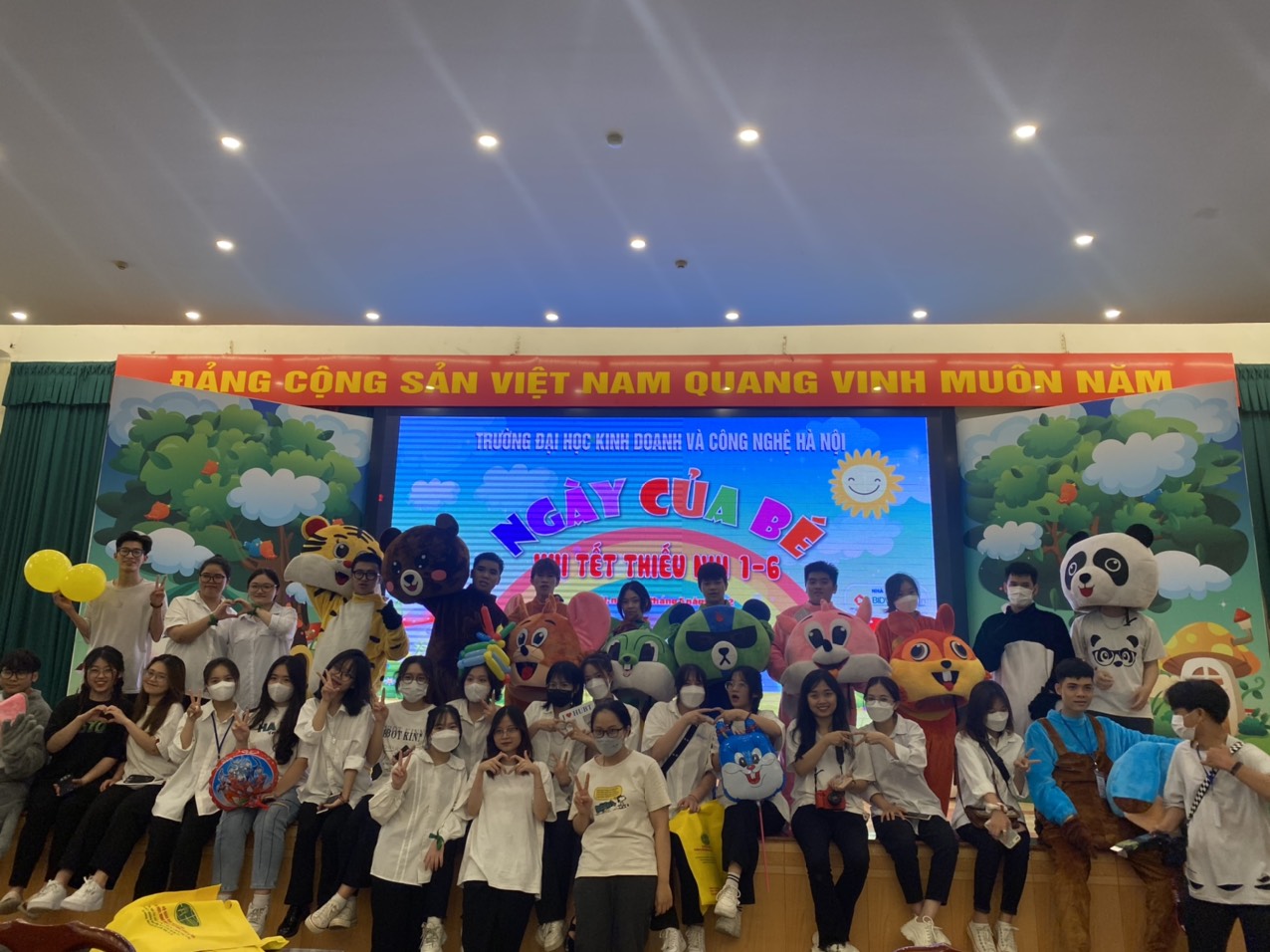 Vui Tết thiếu nhi tại trường Đại học Kinh doanh và Công nghệ Hà Nội