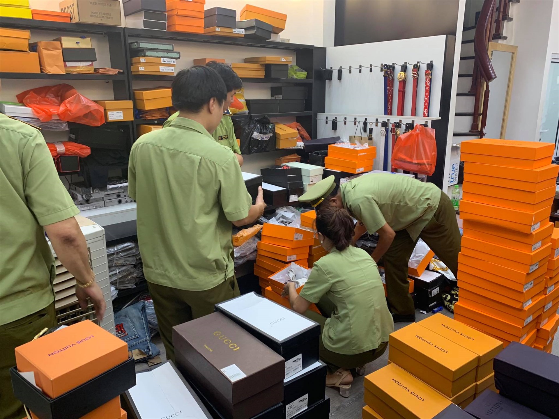 Cán bộ quản lý thị trường cấp nào có quyền ban hành quyết định kiểm tra?
