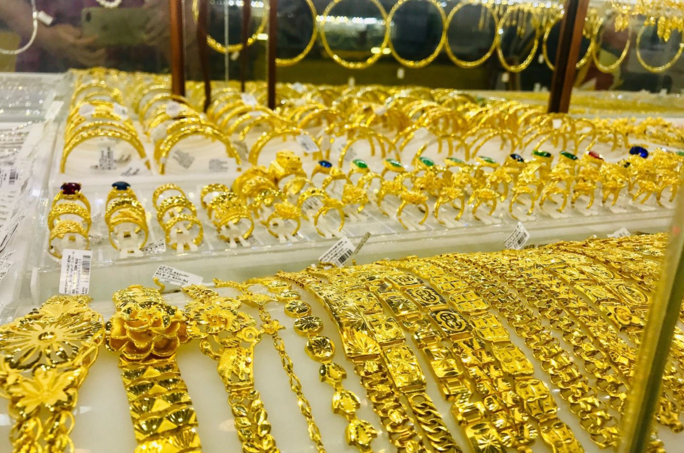 Giá vàng SJC tiếp tục giảm sâu theo thế giới