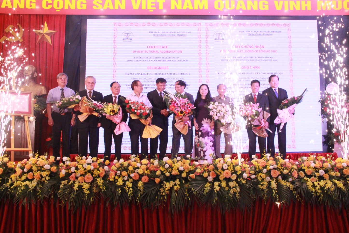 Lễ công bố quyết định và đón nhận Giấy chứng nhận Kiểm định chất lượng cơ sở giáo dục của Trường Đại học Kinh doanh và Công nghệ Hà Nội