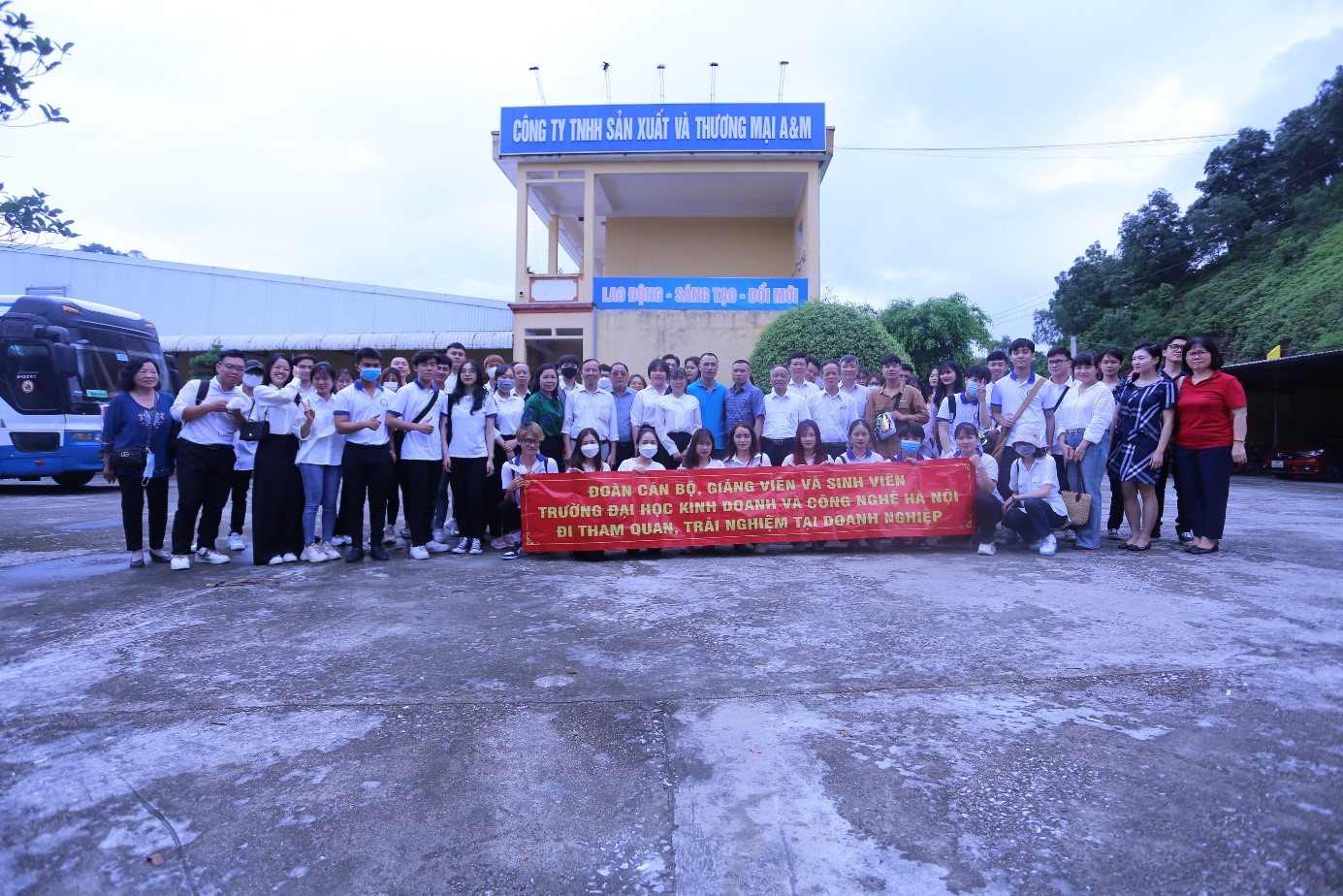Trường Đại học Kinh doanh và Công nghệ Hà Nội tổ chức cho sinh viên trải nghiệm thực tế tại Công ty A&M ở Hà Nam