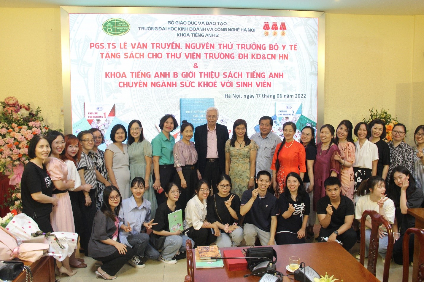 PGS.TS. Lê Văn Truyền, Nguyên Thứ trưởng Bộ Y tế tặng sách cho Thư viện Trường ĐH Kinh doanh và Công nghệ Hà Nội