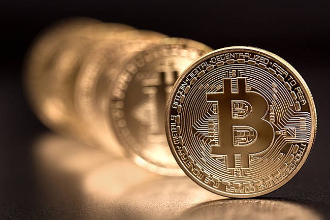 Bitcoin bật tăng vượt 21.000 USD