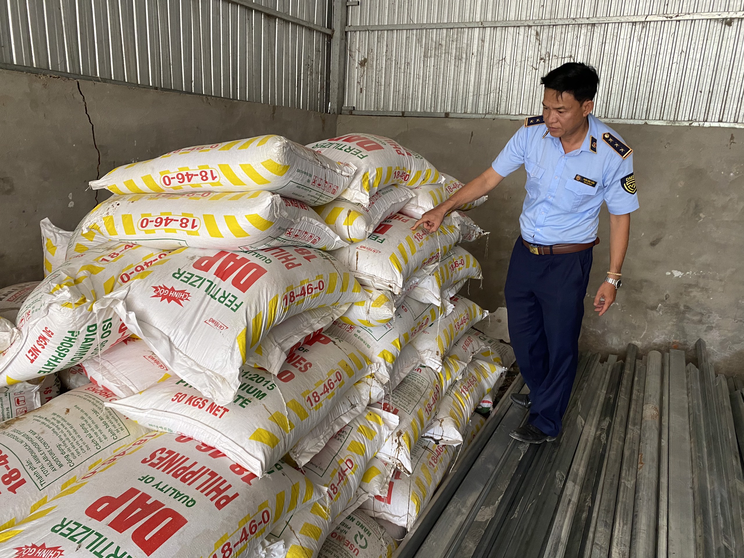 Tiếp tục phát hiện, thu giữ 2,5 tấn phân bón giả