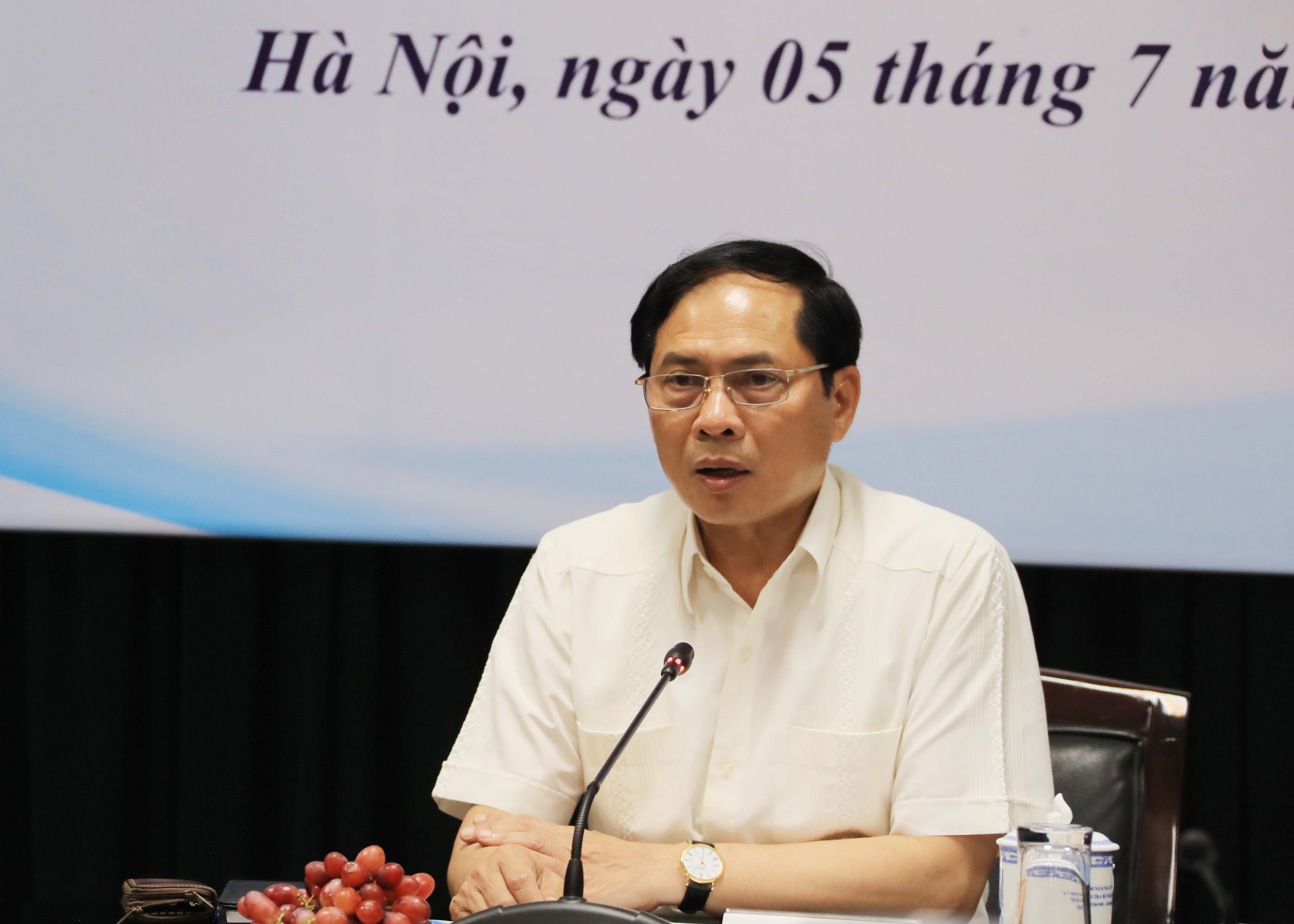 Chuyển công tác ngoại giao kinh tế sang phục vụ phục hồi và phát triển kinh tế