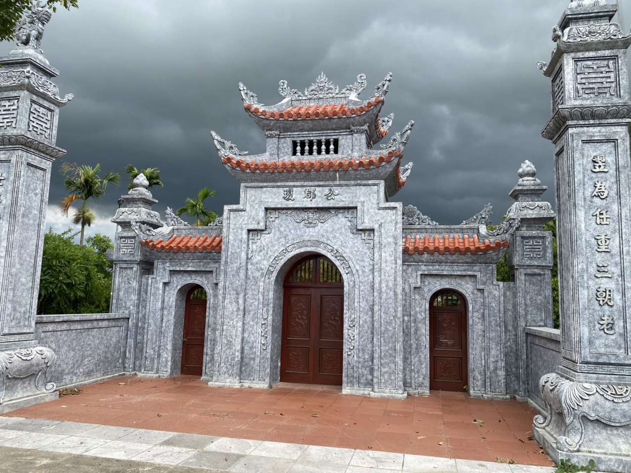 Thơ Nguyễn Văn Long: Lối vào hoa đỏ ngỏ Trăng Xuân
