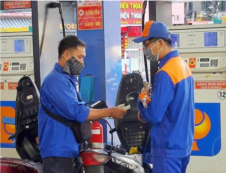 Giá xăng giảm mạnh hơn 3.000 đồng/lít từ ngày 11/7