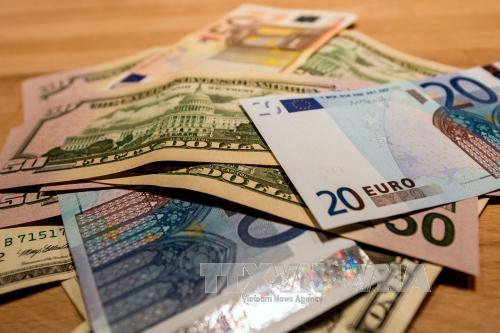 Nhân tố nào đẩy đồng euro xuống gần ngang giá với đồng USD?