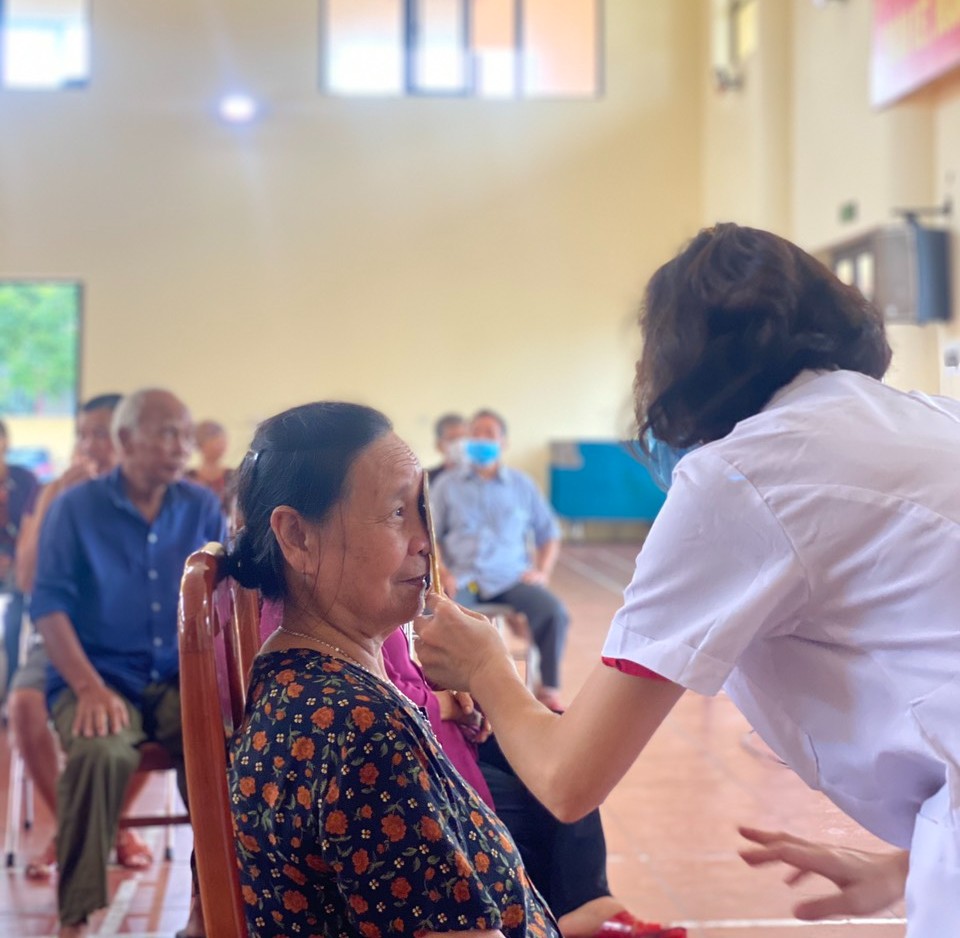 Khoa Mắt Bệnh viện GTVT tổ chức khám, cấp thuốc cho người cao tuổi tại Tiên Du, Bắc Ninh