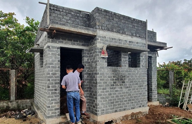 Kiểm tra việc xã vùng khó dùng 1,6 tỷ đồng quỹ an sinh xây 8 nhà vệ sinh