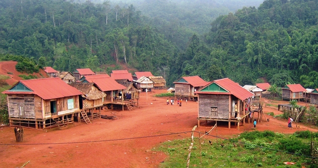 Hỗ trợ nhà ở, đất sản xuất cho hộ nghèo dân tộc thiểu số