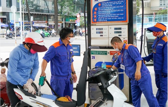 Giá xăng tiếp tục giảm gần 1.000 đồng/lít trong chiều nay