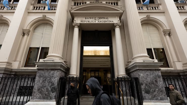 Argentina tăng lãi suất thêm 950 điểm cơ bản khi lạm phát chạm mức cao nhất trong 20 năm