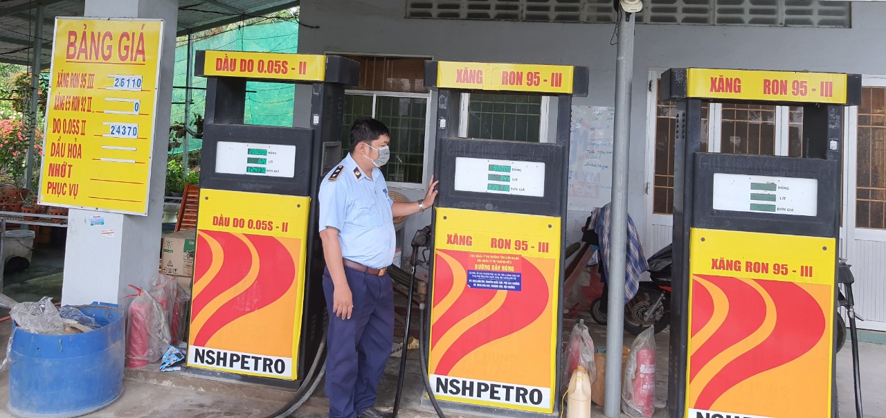 Xử lý 01 đại lý bán lẻ xăng dầu có hành vi niêm yết giá bán lẻ xăng dầu không đúng