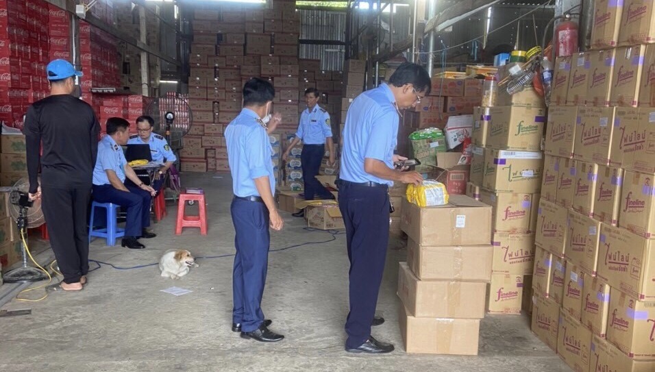 Tạm giữ nhiều hàng hóa do nước ngoài sản xuất để xác minh nguồn gốc hợp pháp