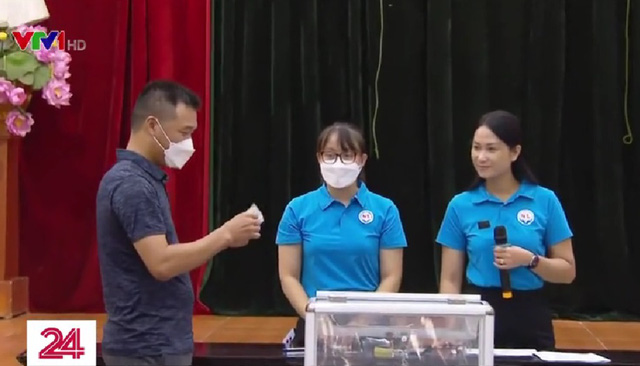 Phụ huynh Hà Nội bốc thăm may rủi giành suất học mầm non cho con