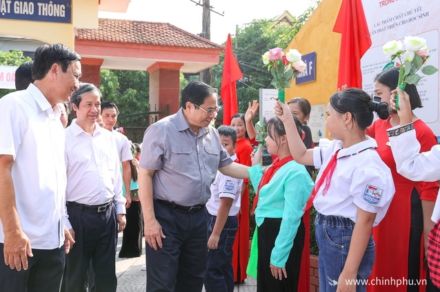 Thủ tướng: Không được coi nhà vệ sinh trường học là “công trình phụ”
