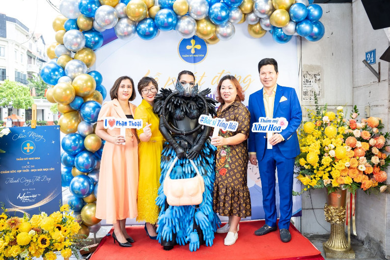 Phạm Thoại tiếp tục gây “sốc” với bộ trang phục dị biệt