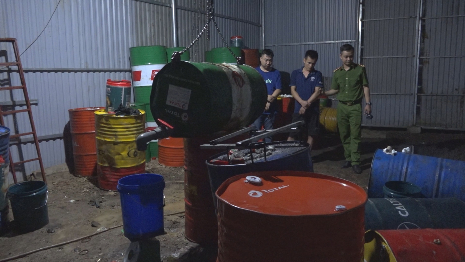 Phát hiện, bắt giữ ổ nhóm sản xuất giả dầu nhờn nhãn hiệu Castrol