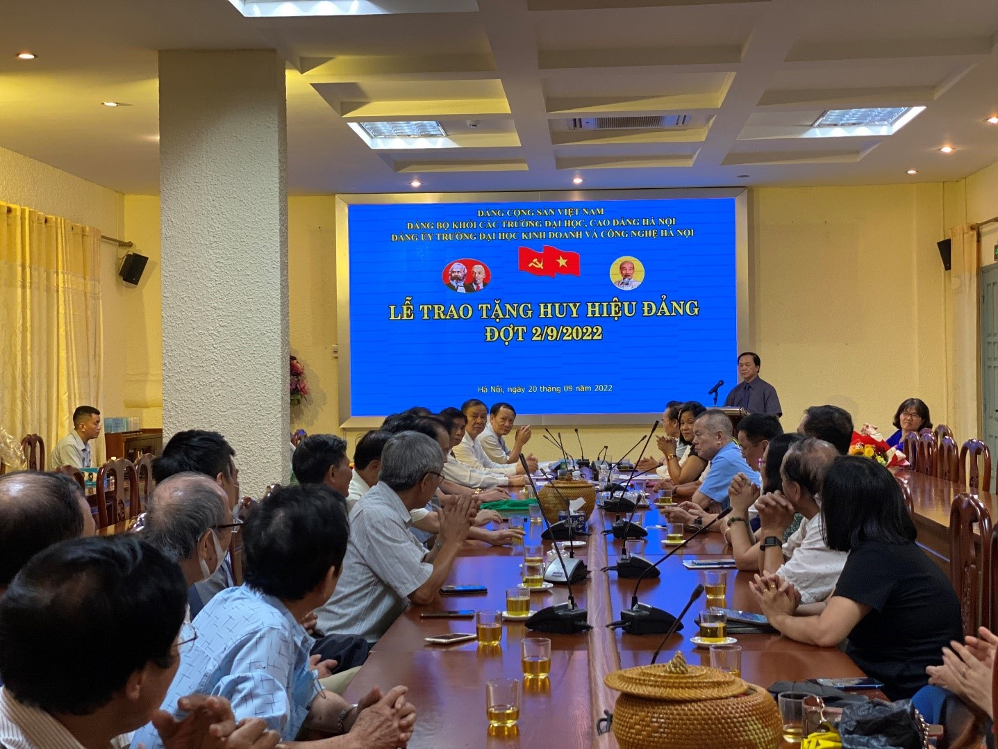 Lễ trao tặng huy hiệu Đảng tại trường Đại học Kinh doanh và Công nghệ Hà Nội