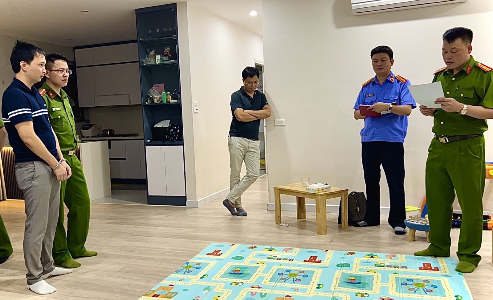 Bắt nguyên Giám đốc Công ty cổ phần Sách và Thiết bị giáo dục Hà Nội
