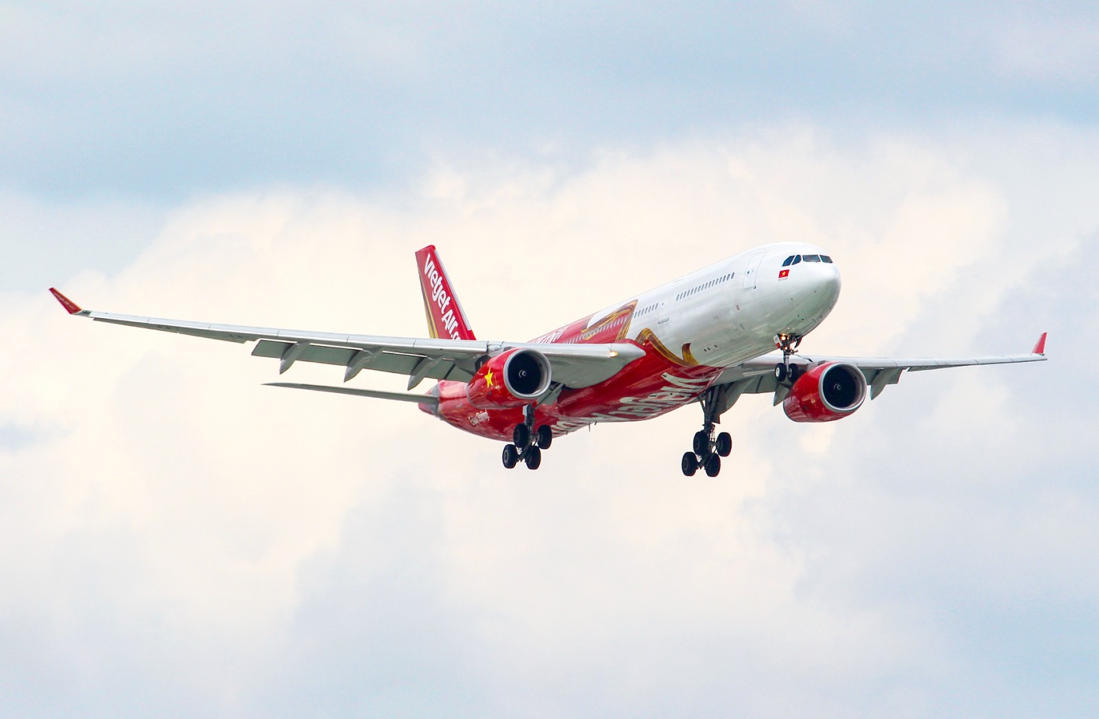 Bay quốc tế không lo về giá với khuyến mãi thứ 2 hàng tuần, Vietjet thôi!
