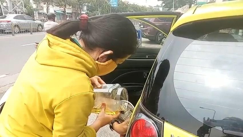 TP.HCM: Người dân chen chân chờ mua 20.000-30.000 đồng xăng