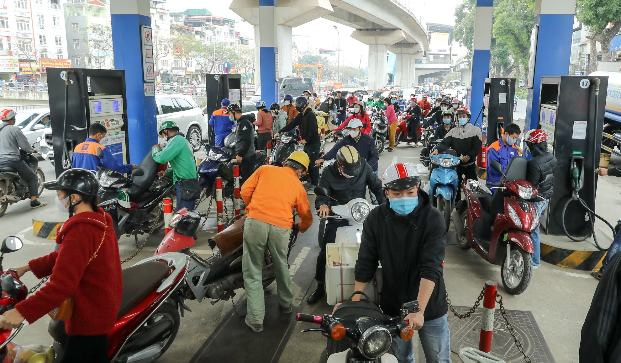 Bộ Công Thương hỏa tốc mời doanh nghiệp xăng dầu họp vào ngày mai