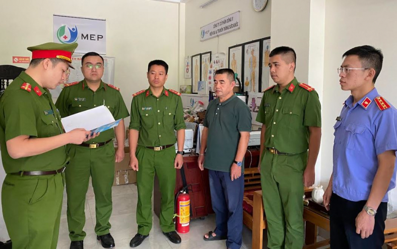Bắt nguyên Phó Giám đốc Công ty cổ phần dâu tằm tơ Mộc Châu