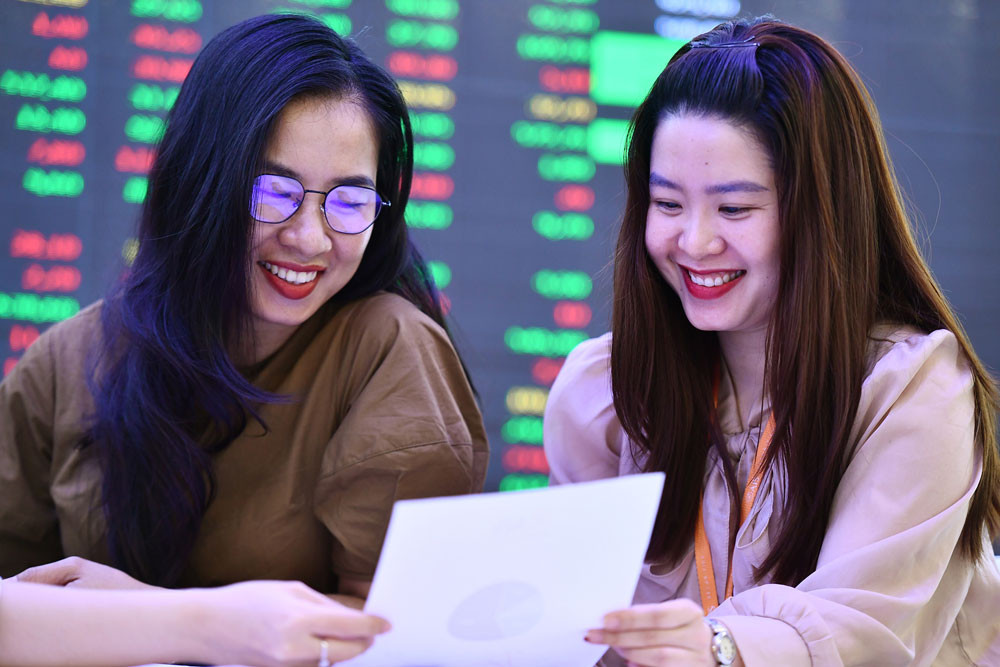 Chứng khoán hạ nhiệt sau giờ mở cửa tưng bừng