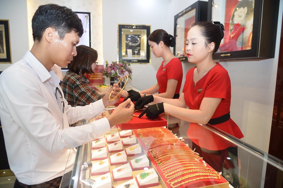 Giá vàng cuối năm còn chịu nhiều sức ép