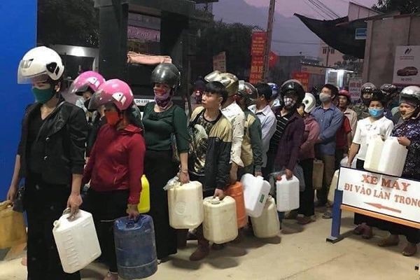 Bộ Công Thương: Không cấm mua xăng bằng can, chai nhựa