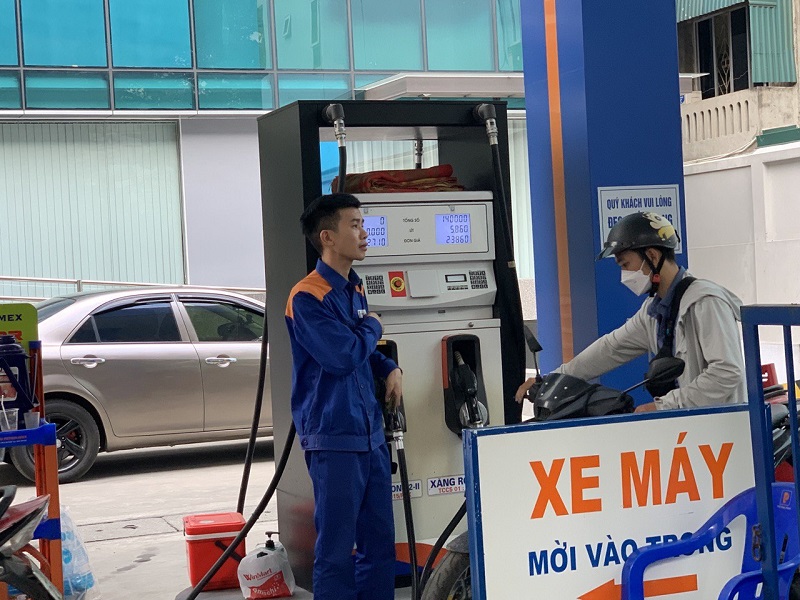 Thủ tướng: Tuyệt đối không để thiếu hụt, đứt gãy nguồn cung xăng dầu