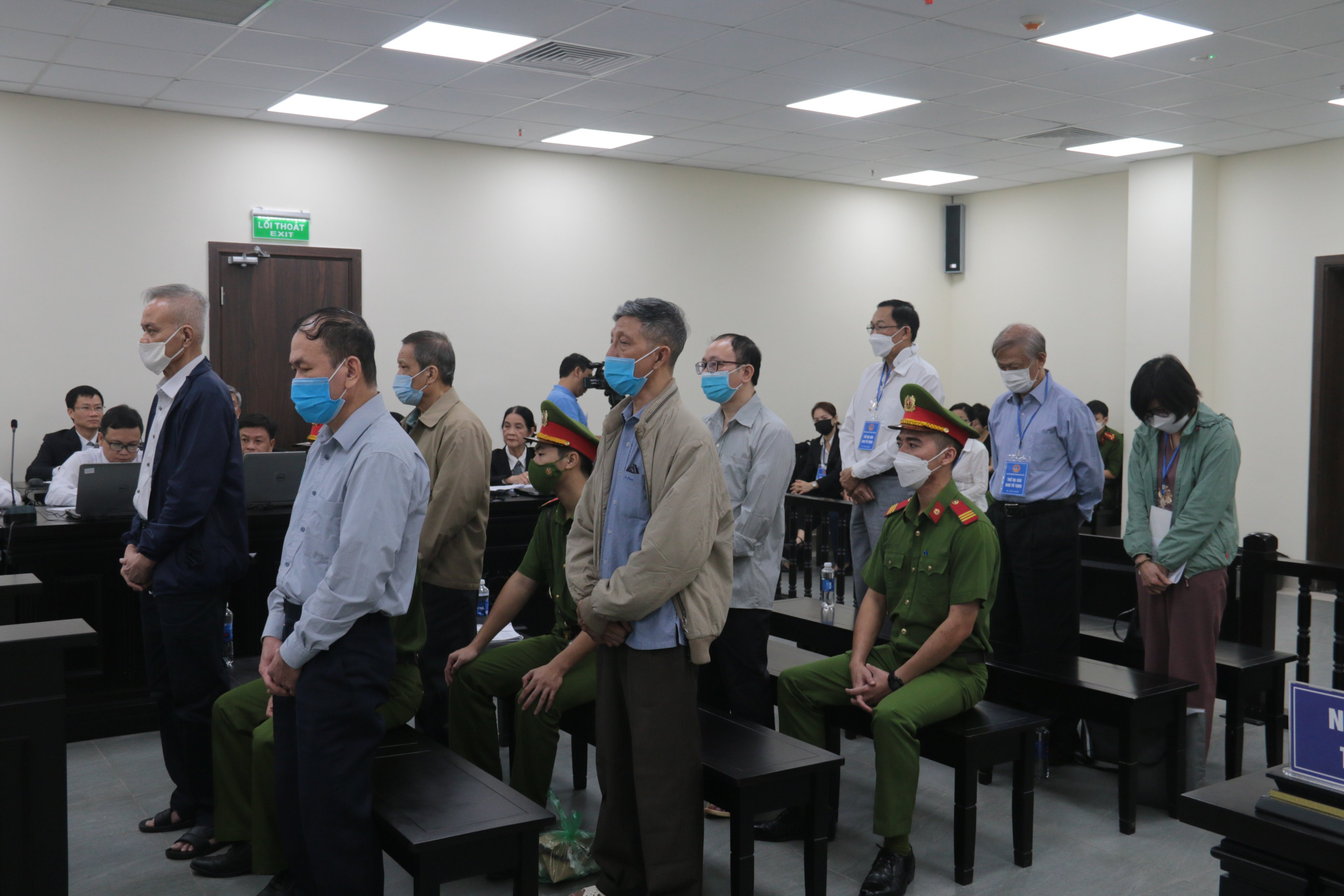 Nguyên Thứ trưởng Bộ Y tế Cao Minh Quang bị phạt 30 tháng tù treo
