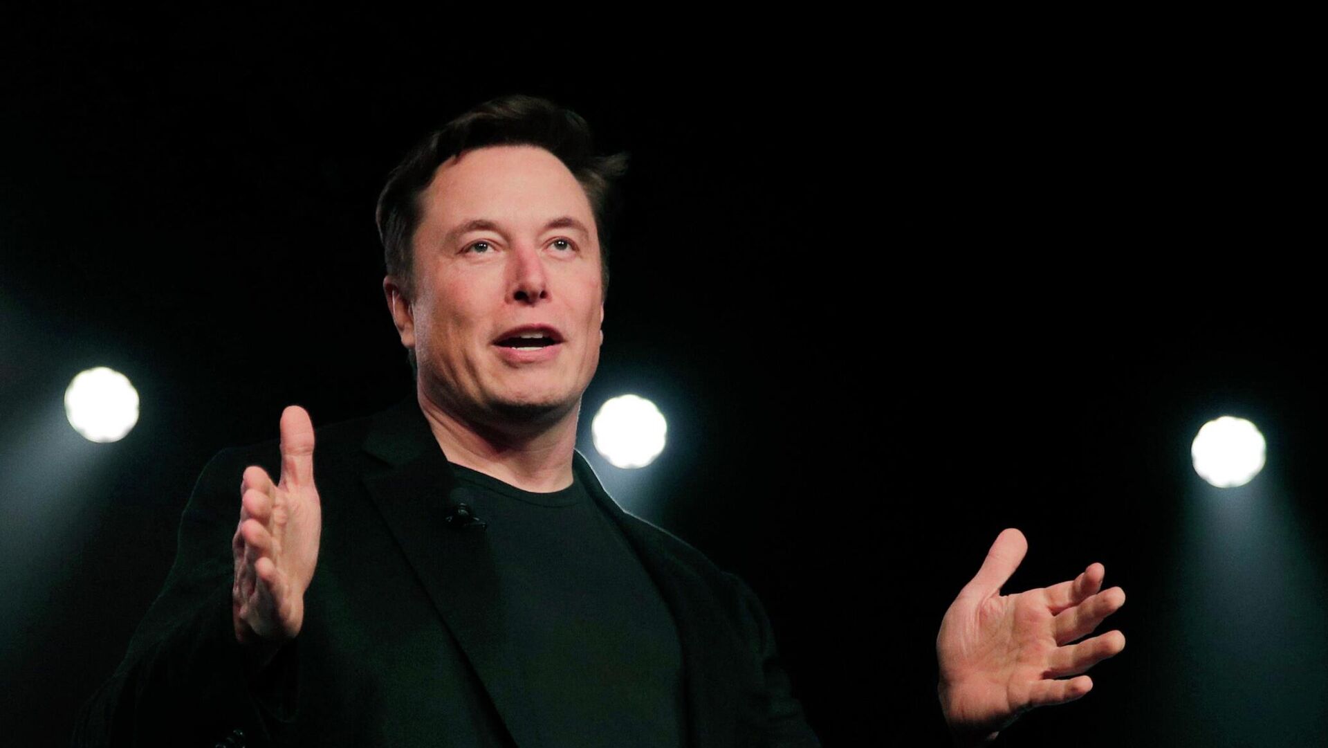 Elon Musk: Fed cần cắt giảm lãi suất 'ngay lập tức' để ngăn chặn suy thoái kinh tế