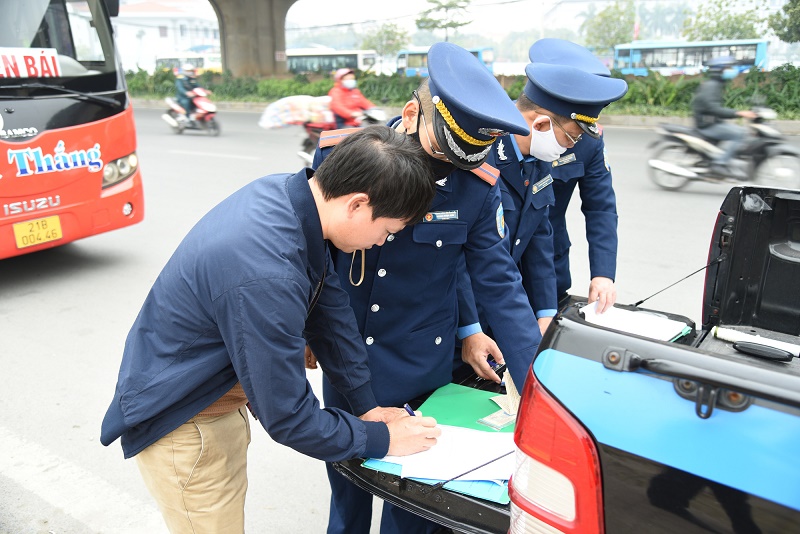 1 tháng, thanh tra giao thông Hà Nội tước hơn 100 giấy phép lái xe