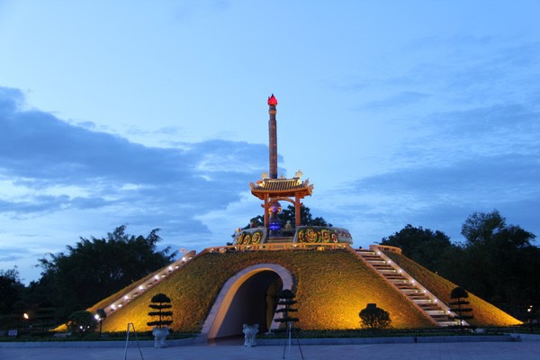 Thơ Nguyễn Văn Long: Những Anh Hùng Chúng Ta Không Biết