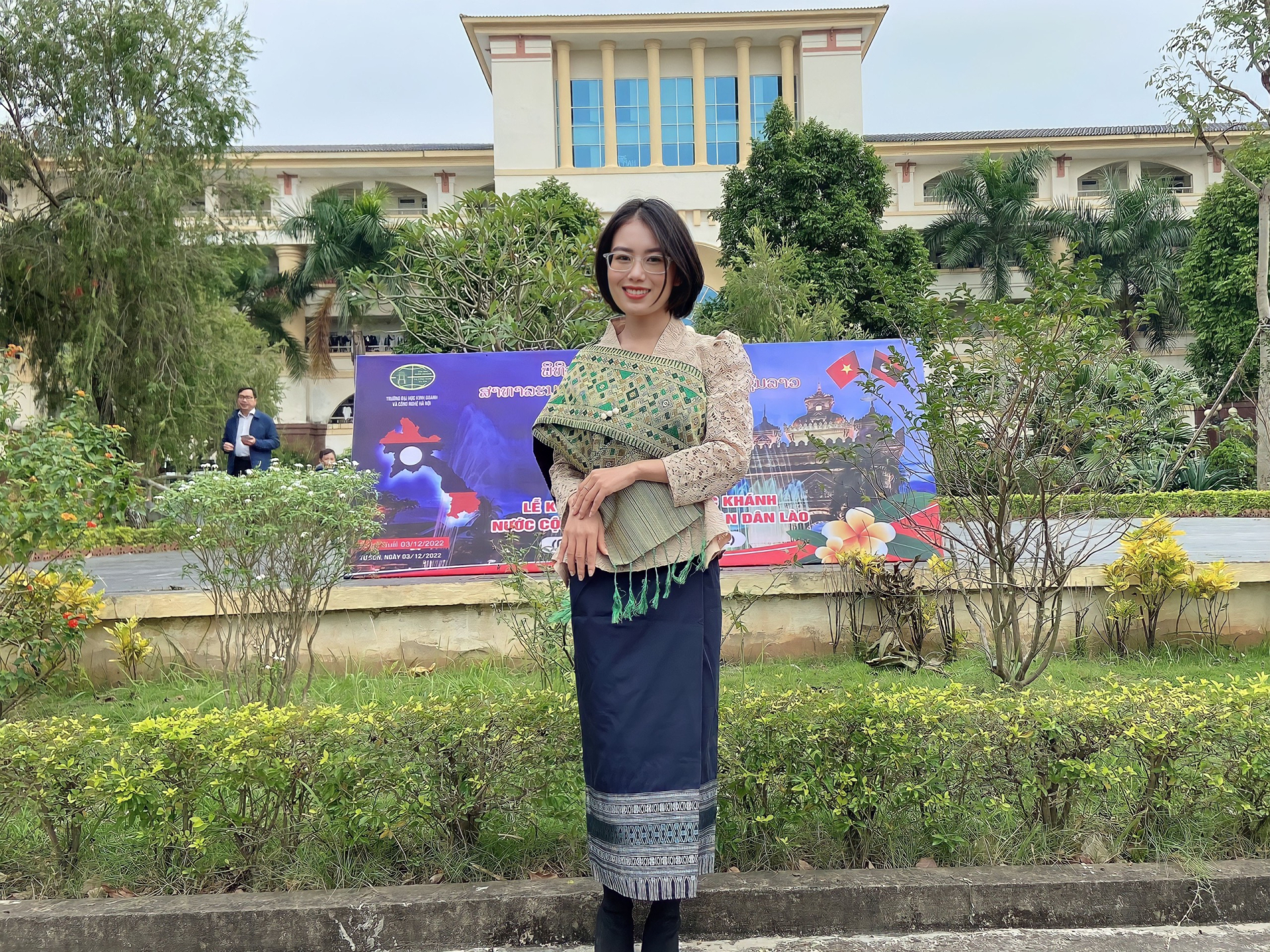 Thơ Nguyễn Văn Long: Em Là Hoa Biển Của Tình Xa
